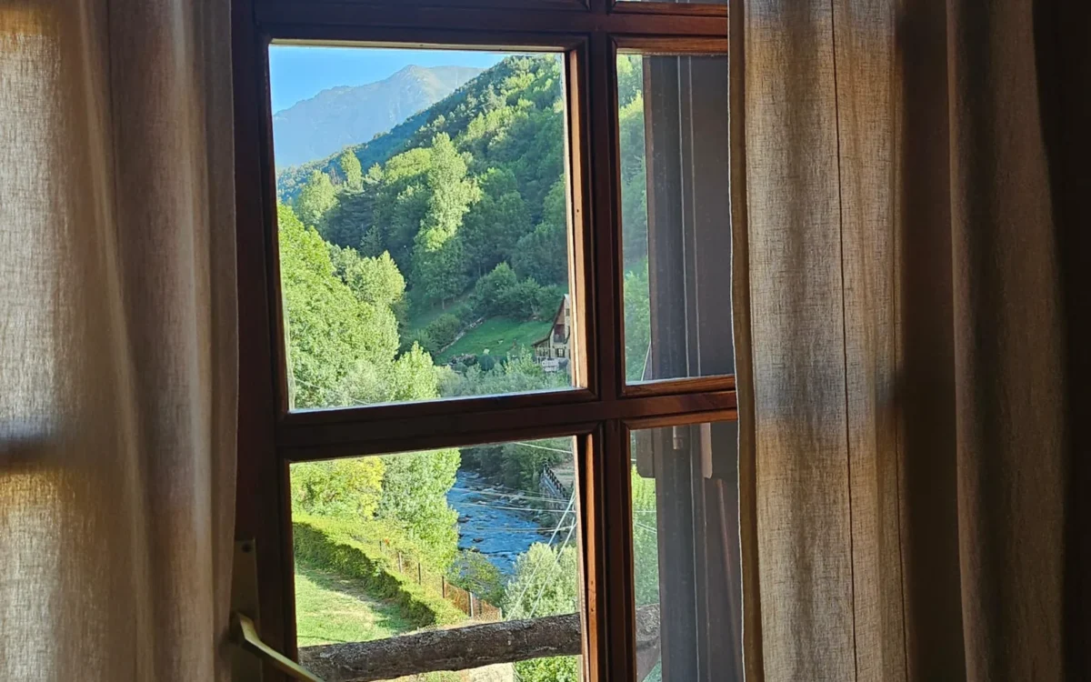Ventana del apartamento de Hostería Dedieu con vistas a la montaña