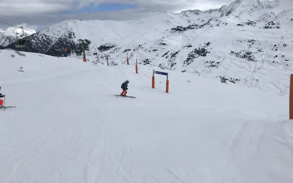 Esquiador en una pista nevada de Baqueira Beret