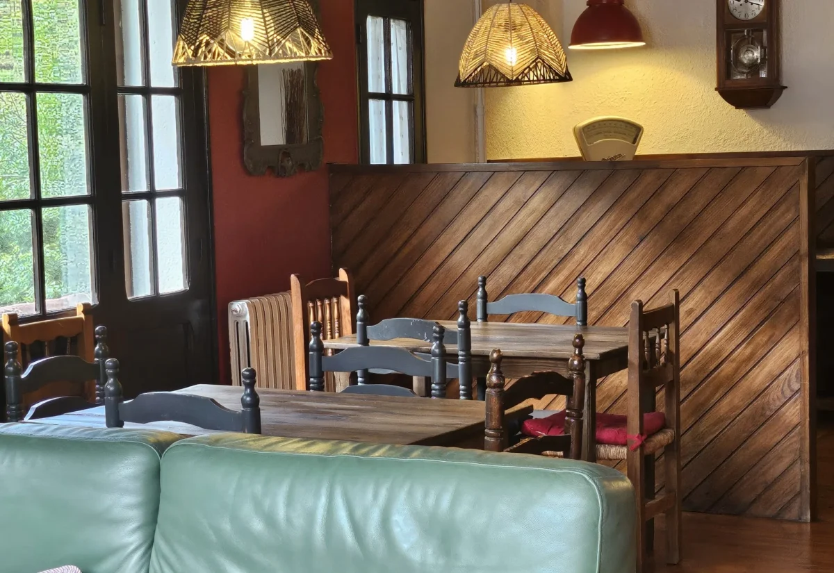 Comedor de Hostería Dedieu con lámparas de cuerda sobre las mesas