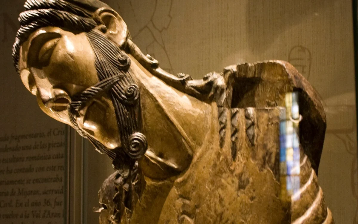 Busto románico de madera del Crist de Mijaran en la iglesia de Sant Miquèu de Vielha