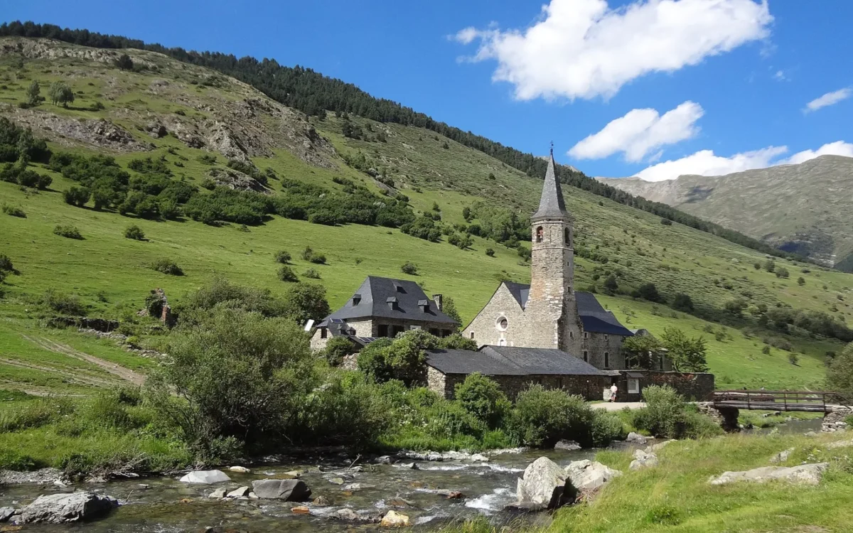 Santuario de Montgarri junto al río Noguera Pallaresa, en verano