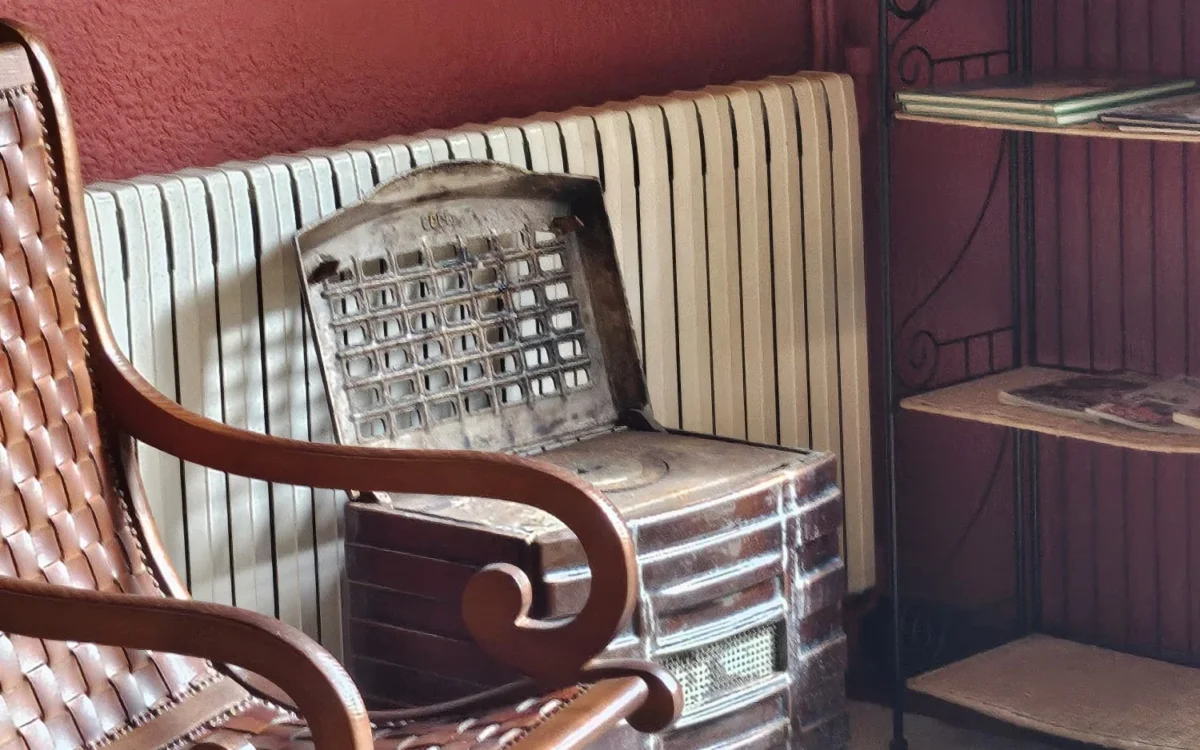 Rincón del salón de Hostería Dedieu con una mecedora junto a la ventana