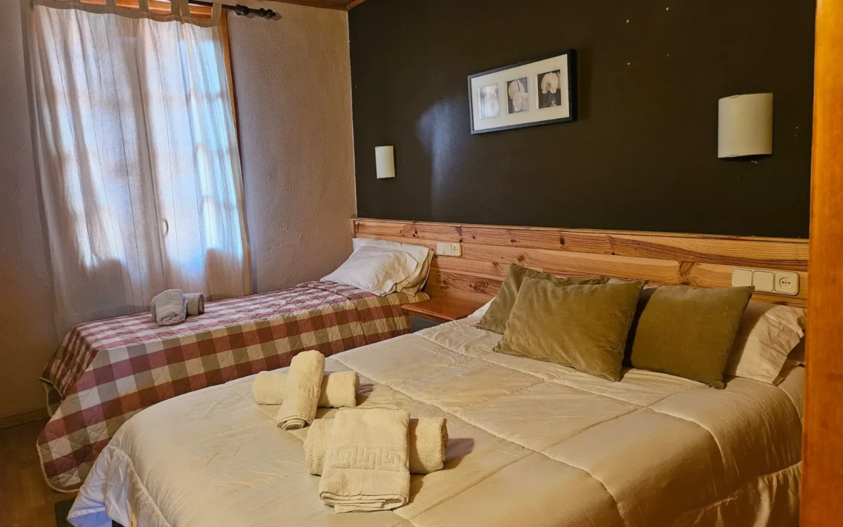 Habitación triple de Hostería Dedieu con cama de matrimonio y cama individual